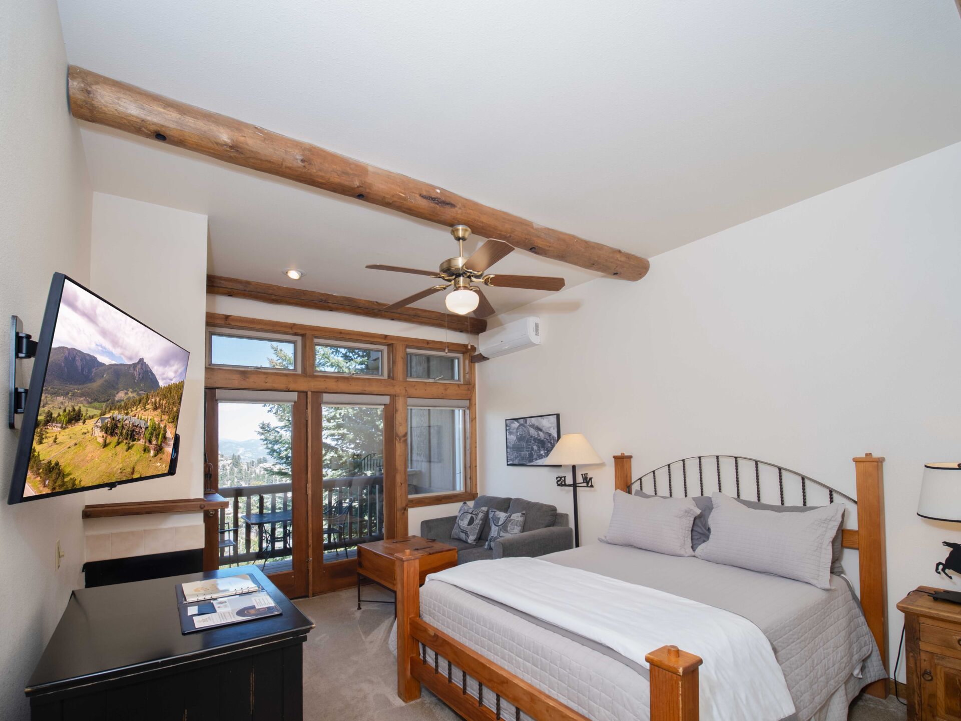 Black horse queen Suite at the Taharaa Mountain Lodge in Estes Park Colorado - bedroom 
